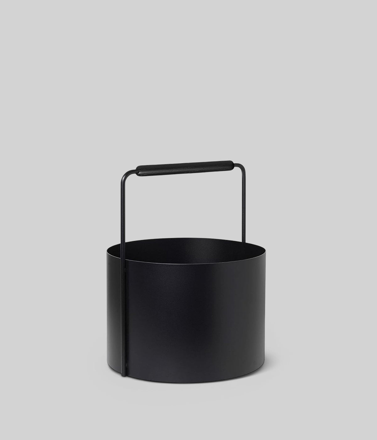 Ashi firewood basket in black steel with curved blackened oak handle by Kaschkasch