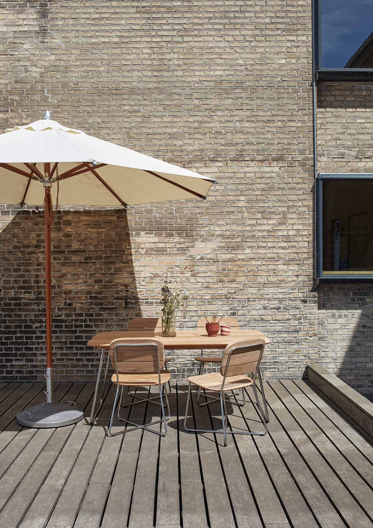 weather-resistant umbrella foot
