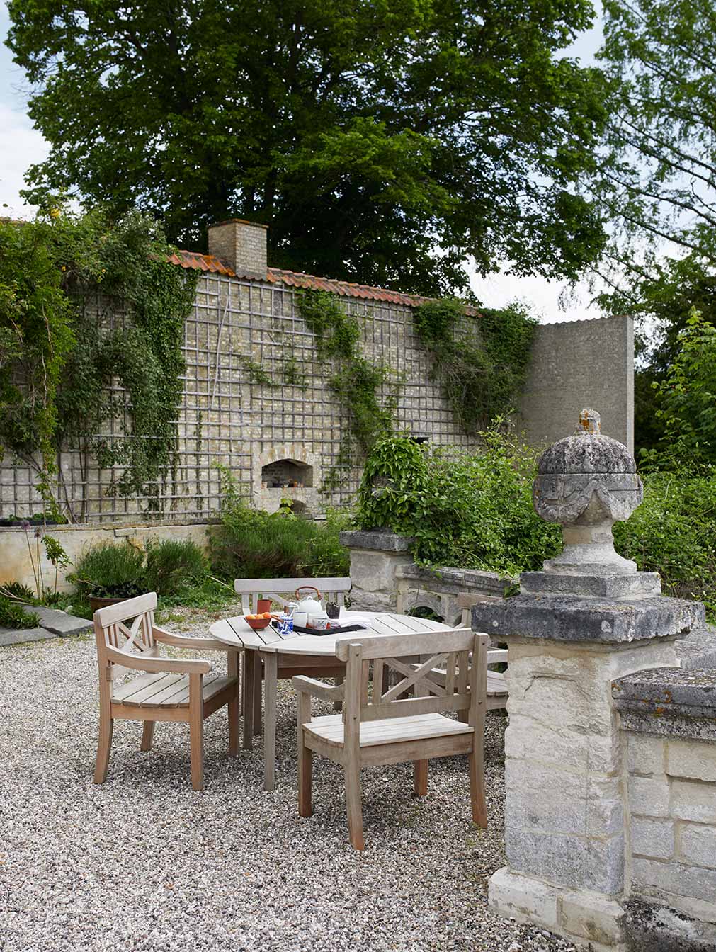 round wooden patio table
