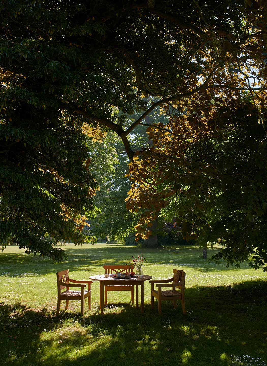 white lacquered round table
