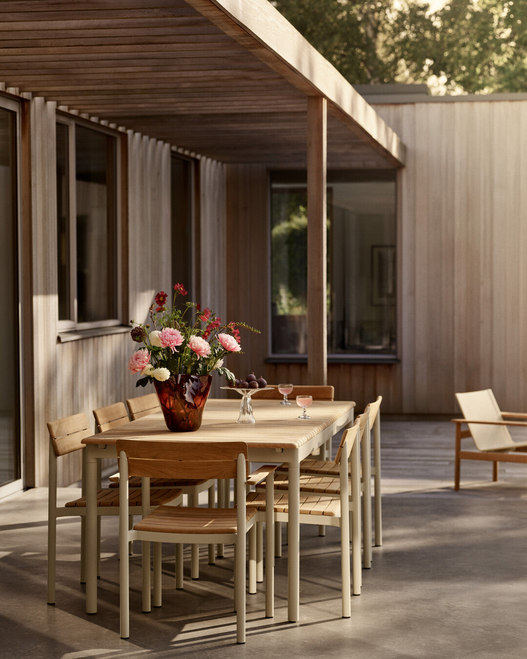 Durable teak lounge armchair
