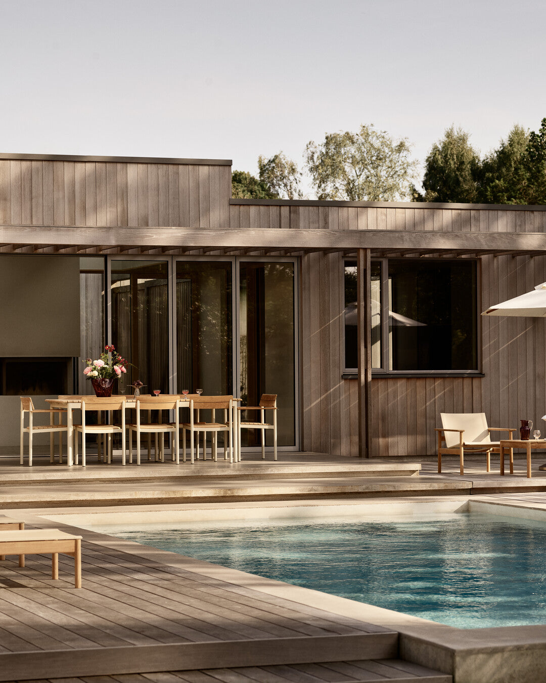 Premium teak garden lounge chair
