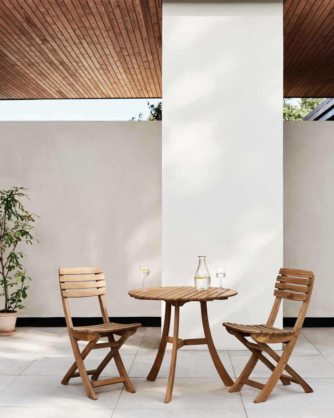 Sturdy Vendia teak dining table
