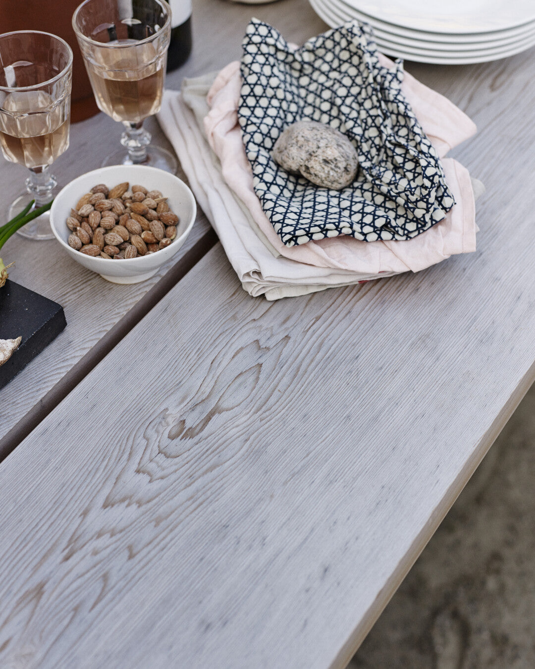 sturdy overlap table 