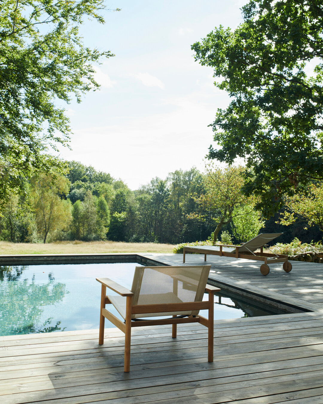 Durable teak wood chaise lounge
