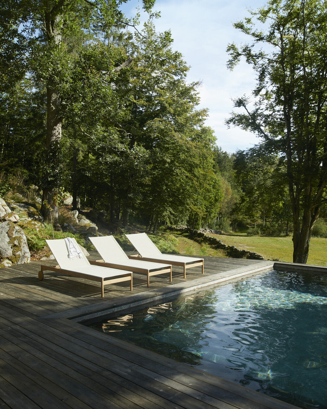 Ergonomic teak wood sun lounger
