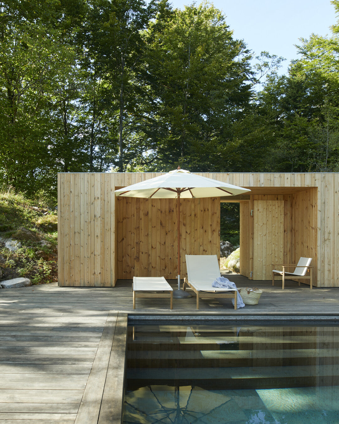 Sturdy teak wood beach sunbed
