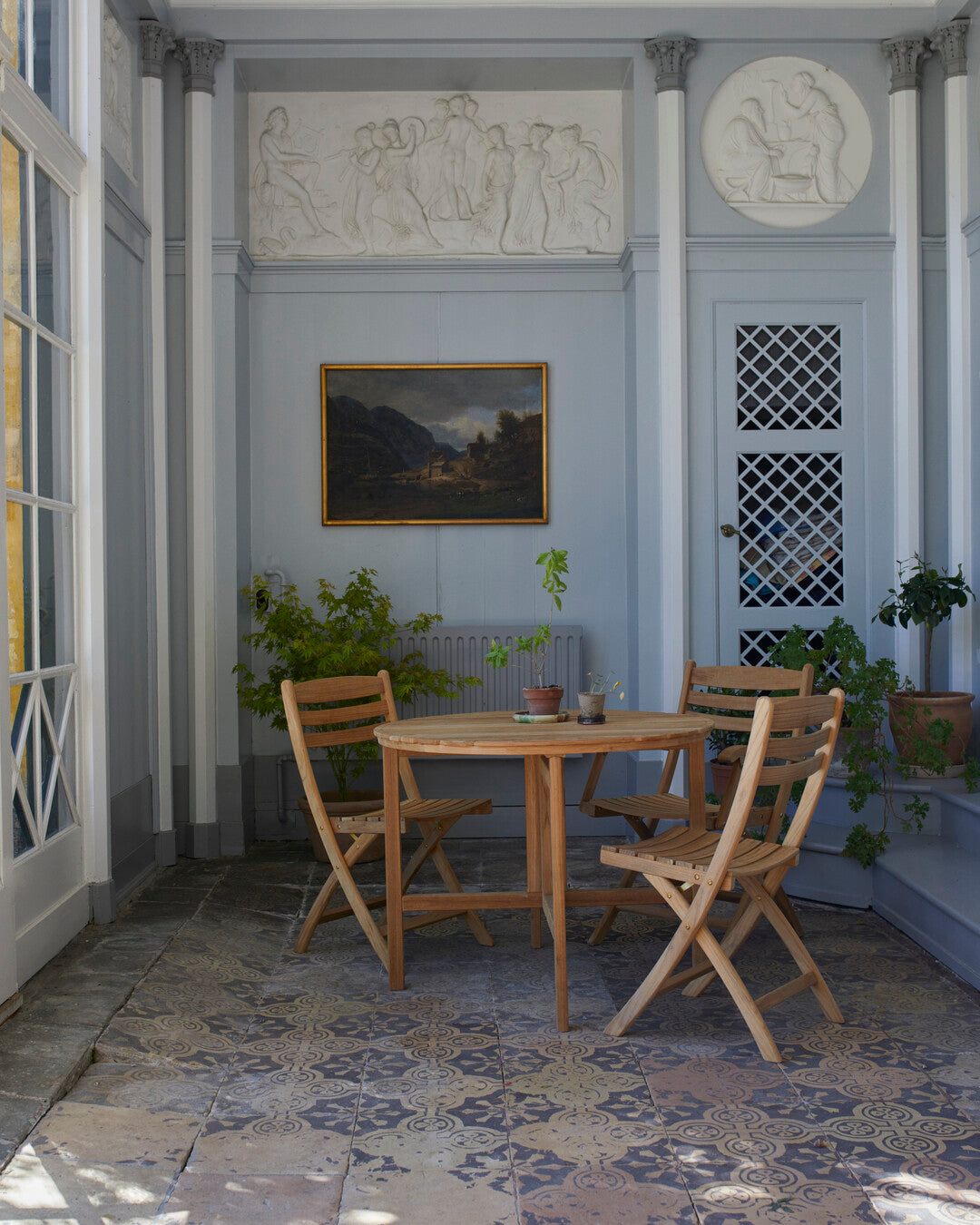 Classic teak garden lounge chair
