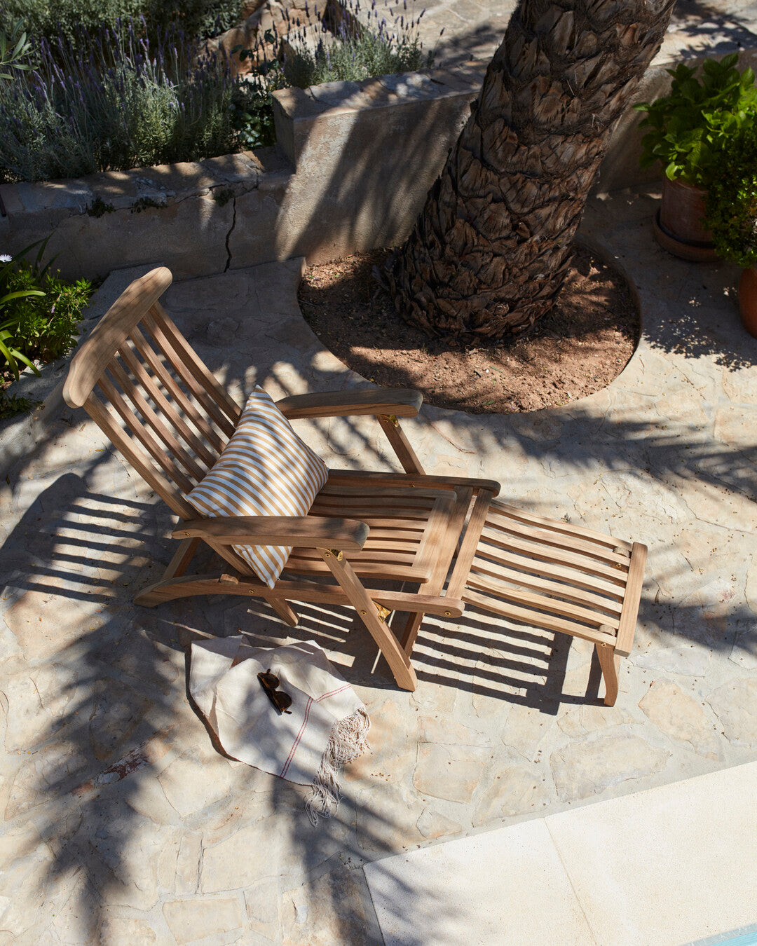 luxury teak deck chair
