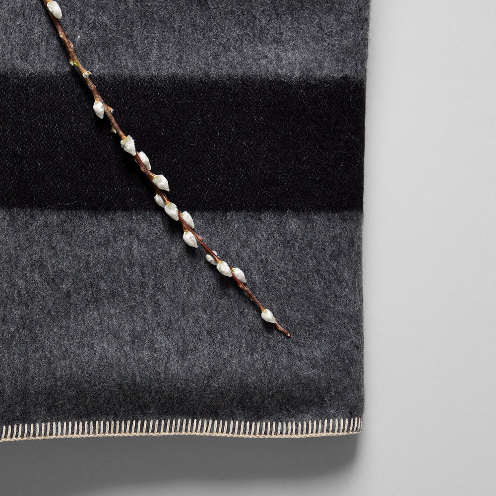 Siempre Throw, Charcoal - Bloomist