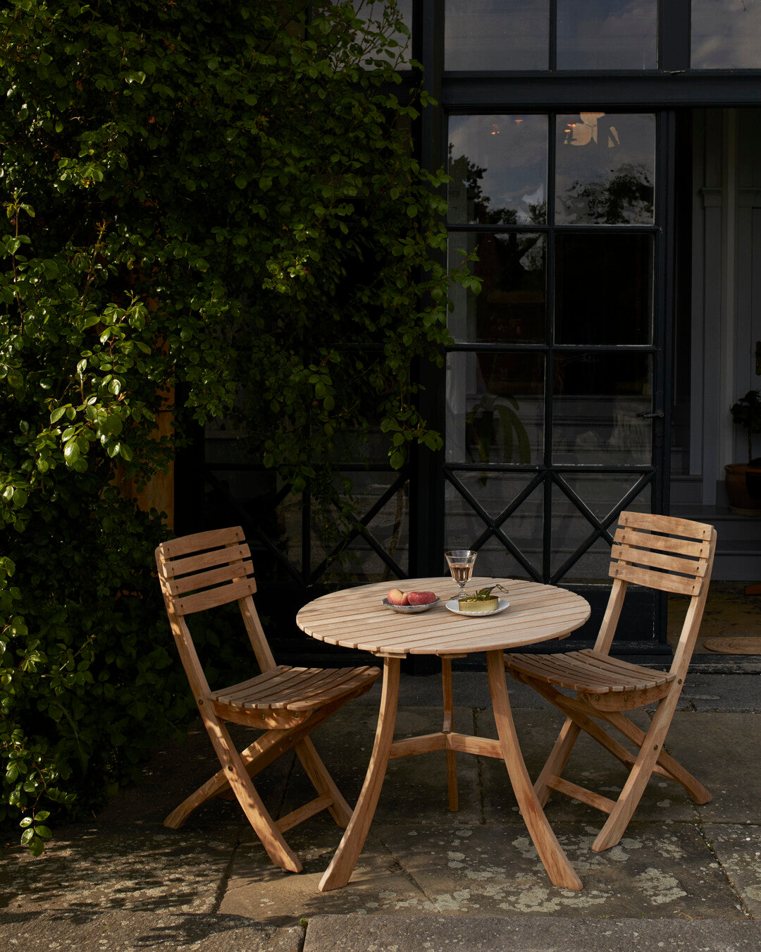 Teak slatted chair for gardens
