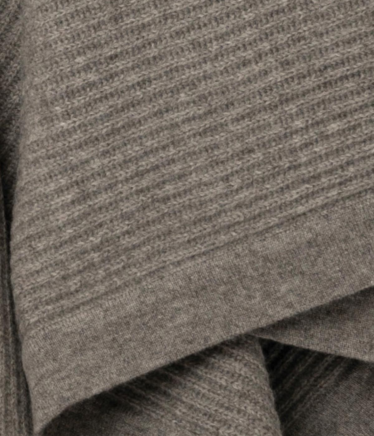 Luxurious fisherman throw blanket perfect for adding warmth and style to your living room