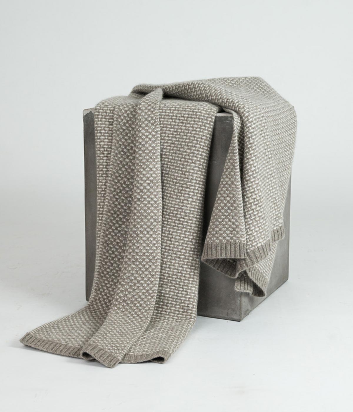 Soft and insulating cashmere and yak throw blanket