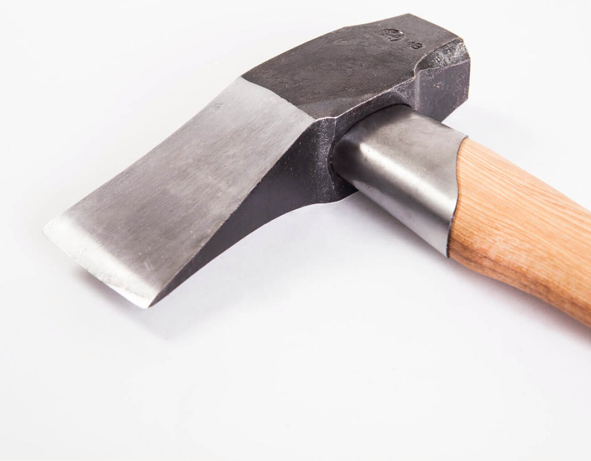 Heavy-duty Gränsfors Bruk splitting maul with forged concave blade